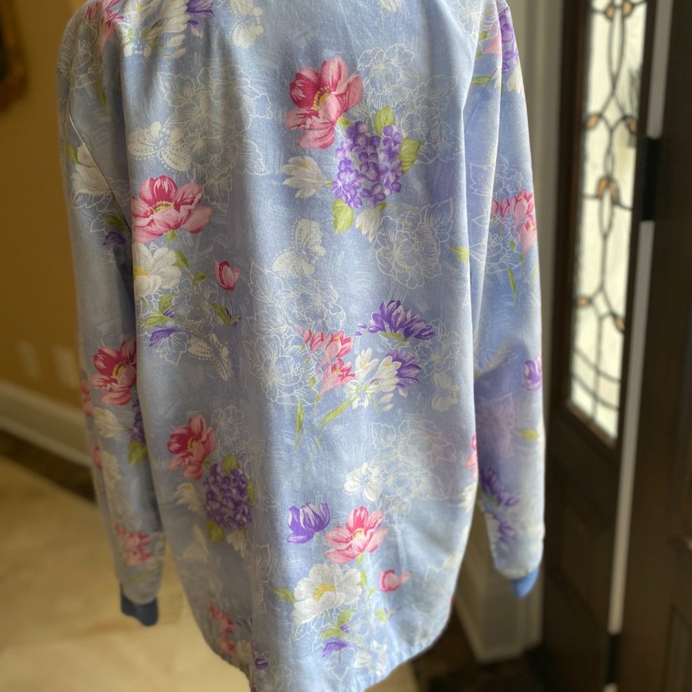 Scrub Top Long Sleeve Floral Size Small - Picture 4 of 6
